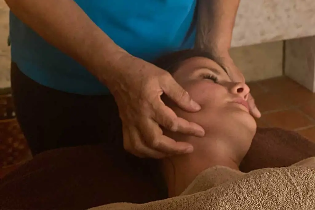 spa-massage-facial Massage facial relaxant à Salvéo pour relâcher les tensions du visage