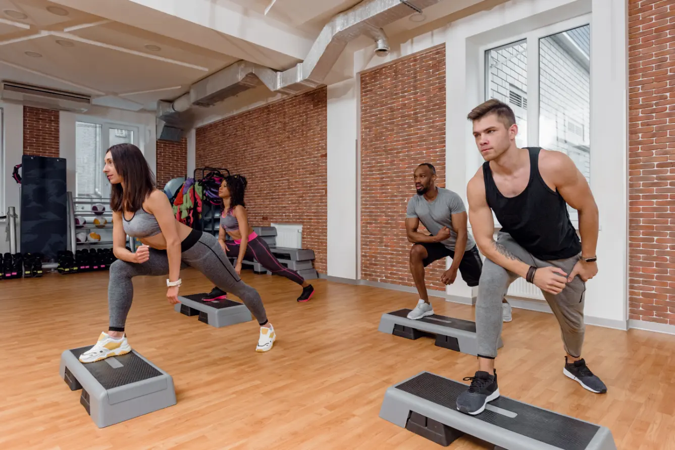 STEP POWER – Cours de step fitness à Salveo Loubens Cours collectif Step Power à Salveo Loubens, fitness cardio, salle de sport avec espace détente et récupération